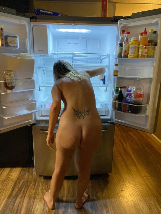 Голые попки у холодильника