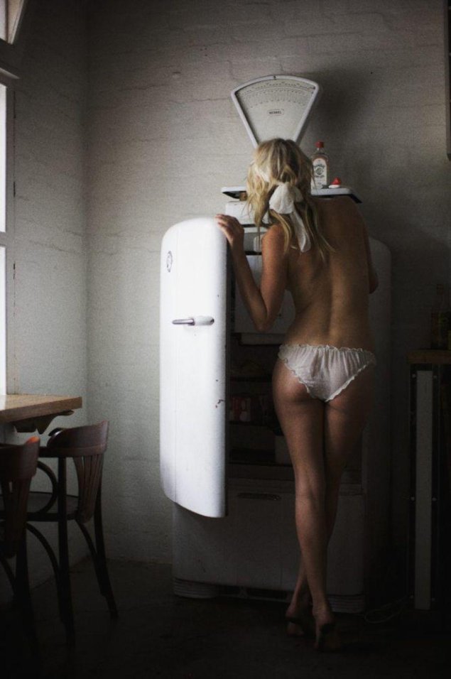 Девушка у холодильника