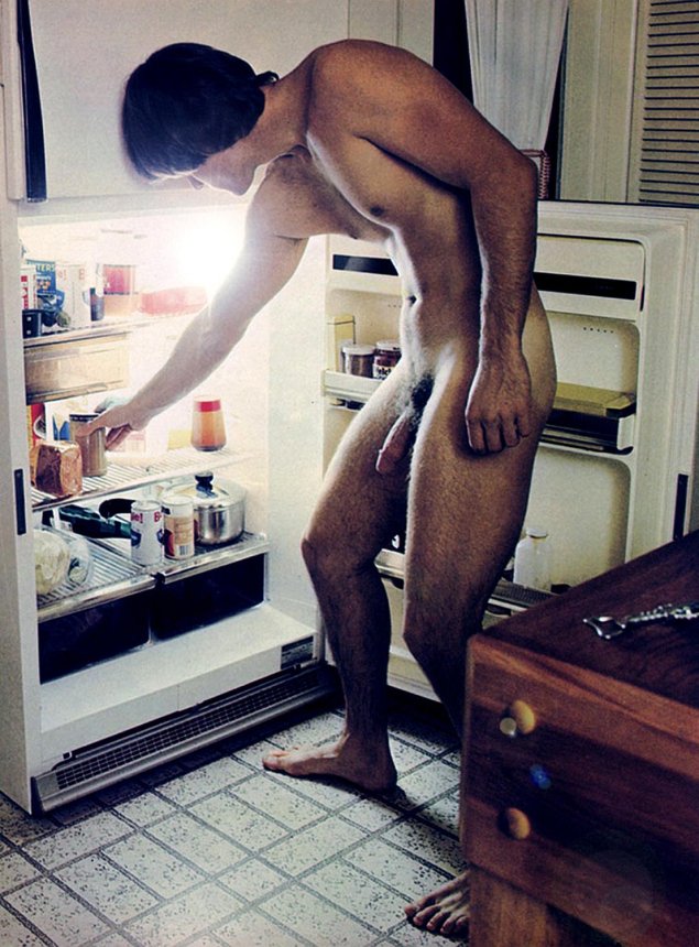 Голый мужчина в квартире