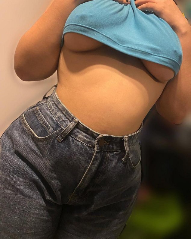 Девушки с полуобнаженной грудью