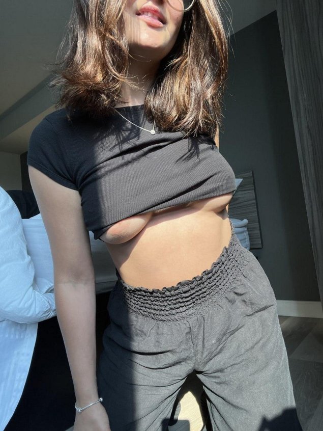 Девушка показала грудь