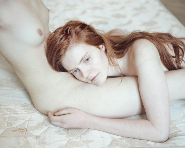 Девушка с бледной кожей ню