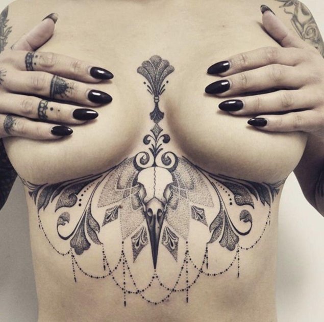 Тату под грудь