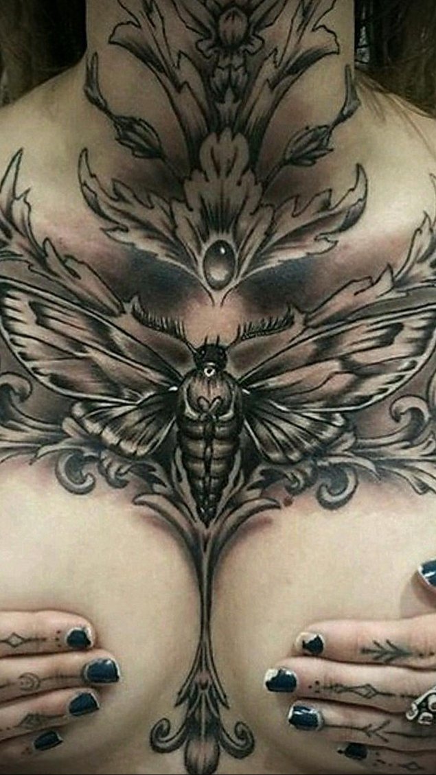 Бабочка на груди тату