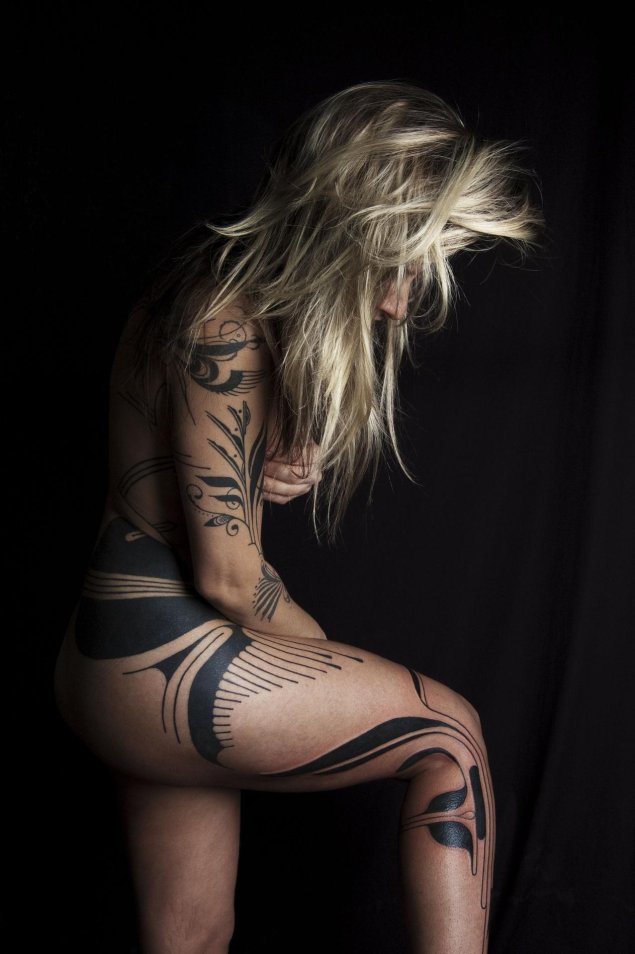 Тату на теле женщины