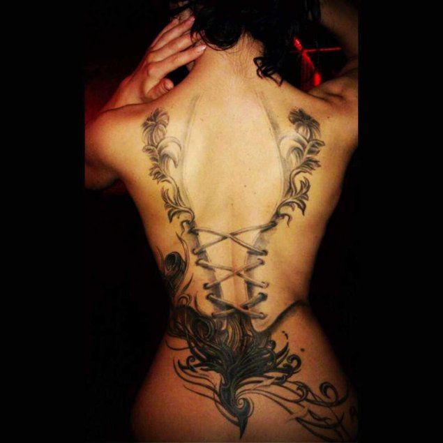 Женская тату на спине