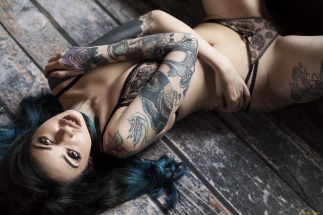 Голые девушки с татуировками
