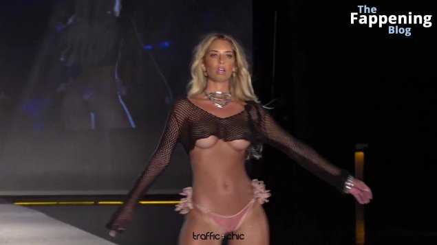 Показ мод голые