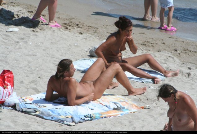 Голые нудисты на пляже