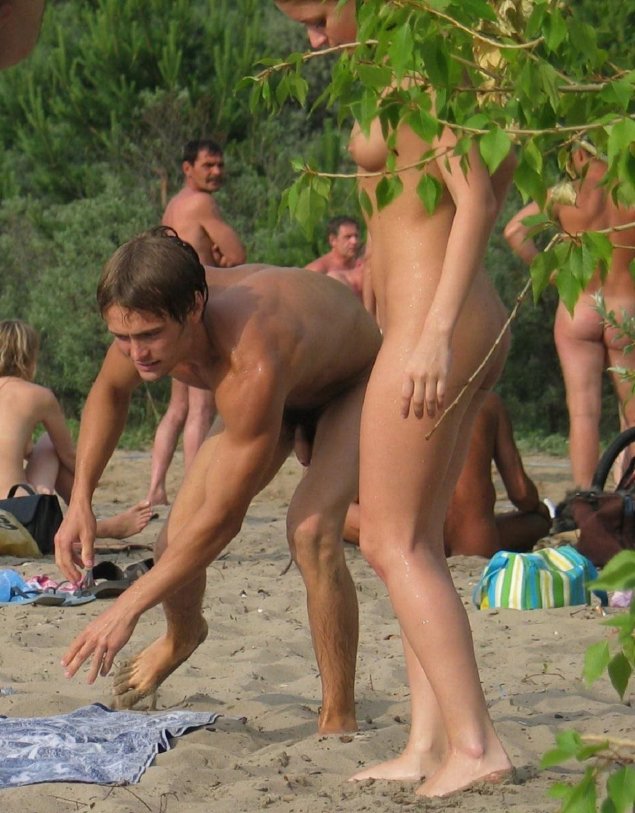 На пляже нудистов