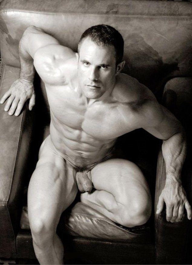 Голые мускулистые мужчины