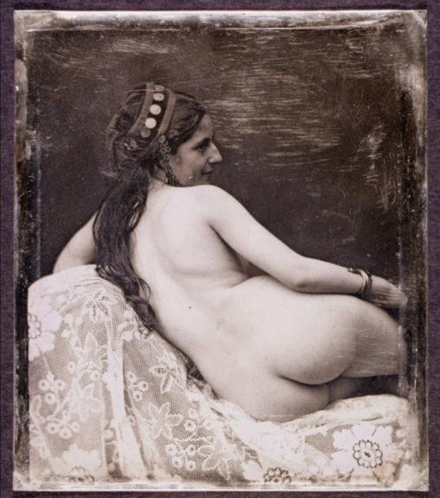 Самые первые снимки обнаженки
