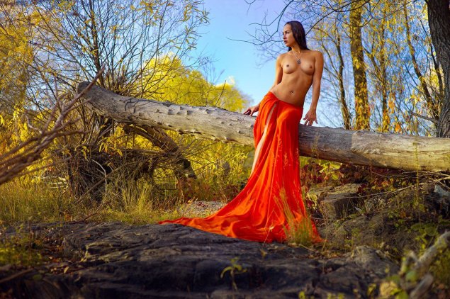 Голые женщины в осеннем лесу