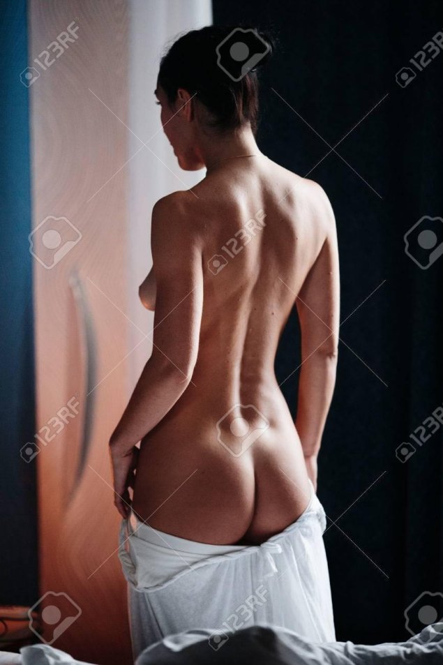Девушка в полотенце со спины