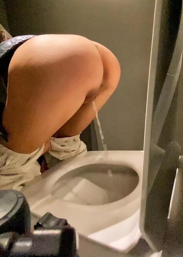 В туалете порно