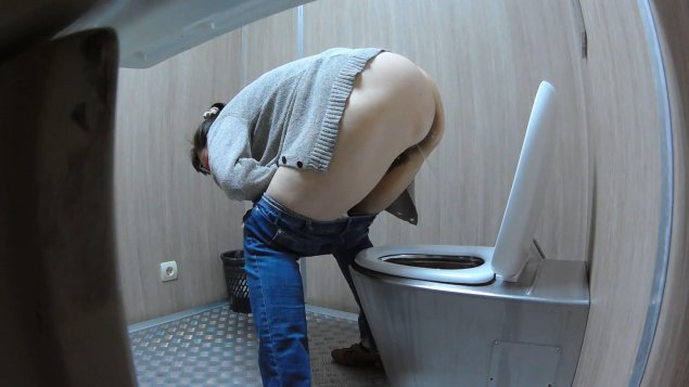 Девушка какает скрытая камера