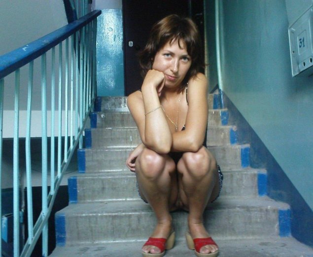 Голые девки на корточках