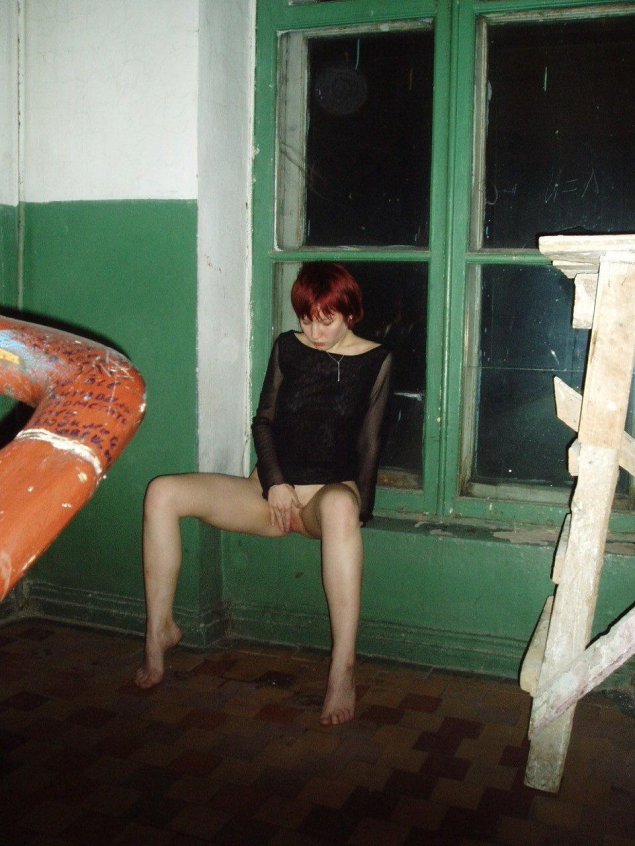 Голая девушка в подъезде