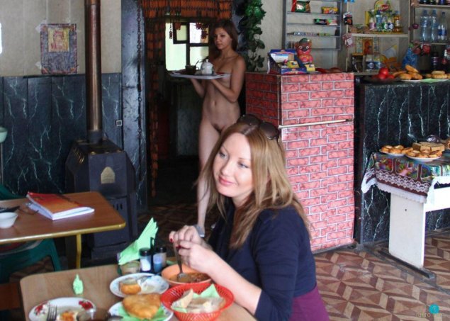 Голая официантка в придорожном кафе