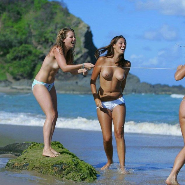 Пляж голых женщин