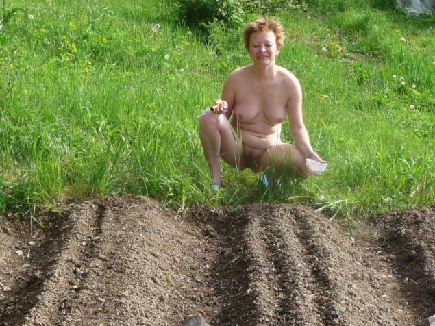 Голые женщины на огороде