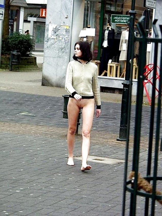 Гуляет без трусиков по городу