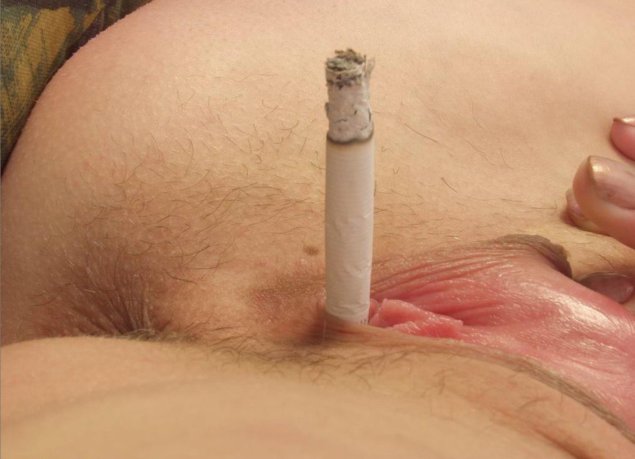 Засунул сигарету в киску