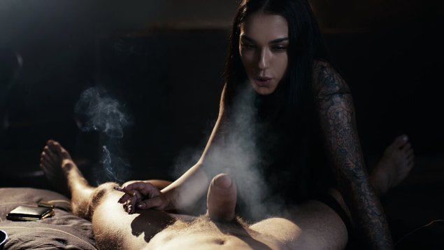 Девушка с кальяном