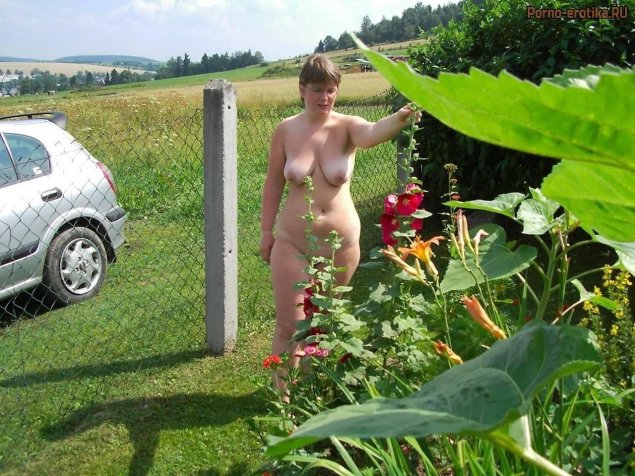Голая жена на даче
