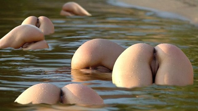 Женские голые попки в воде