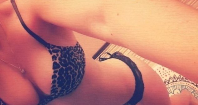 Девушка в белье без лица селфи