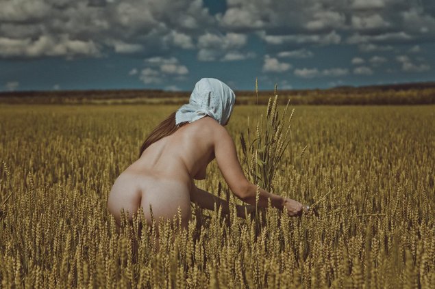 Голые русские женщины в поле