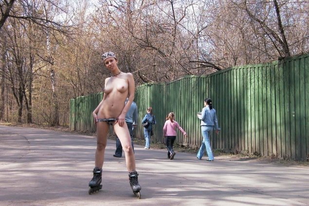 Голышом на улице