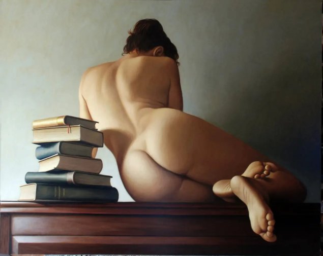 Эротическая фотосессия с книгой