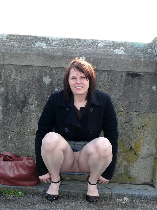 Sitting upskirt крупным планом