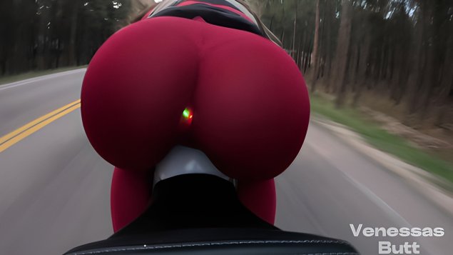 Голая жопа на мотоцикле