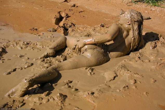 Голышом в грязи
