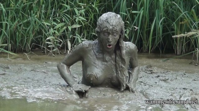 Женщина в грязи