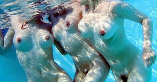 Голые девки в прозрачной воде