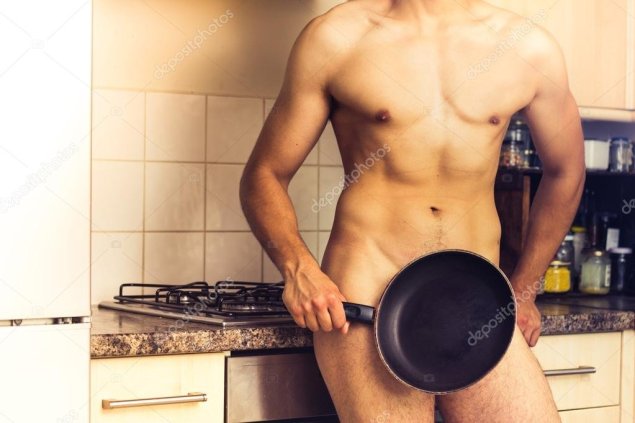 Мужчина на кухне в фартуке