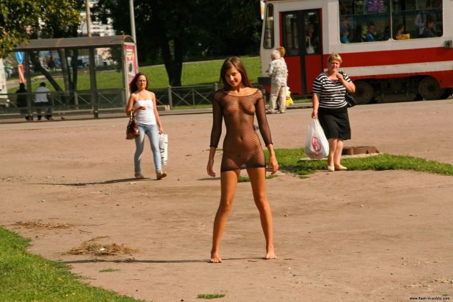 Девушки раздеваются на улице