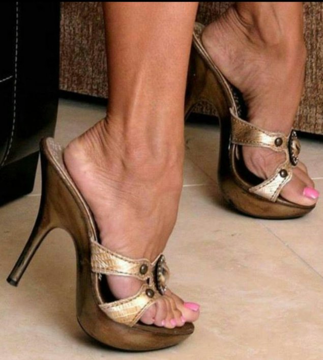 Келли брук feet mules